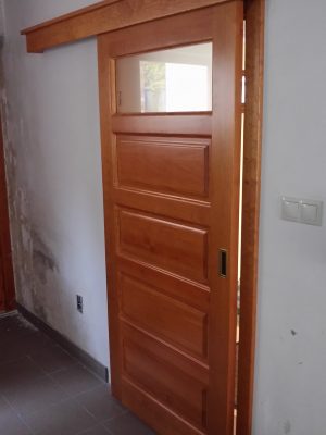 Borovi fenyő toló ajtó pácolva
