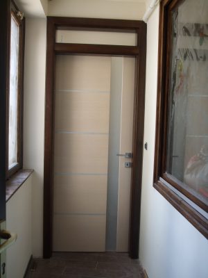 Kőris furnéros, fémbetétes üveges ajtó