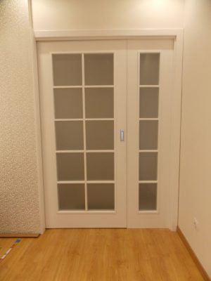 MDF fehér festett falban futó ajtó