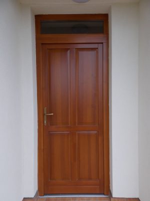 Borovi fenyő bejárati ajtó